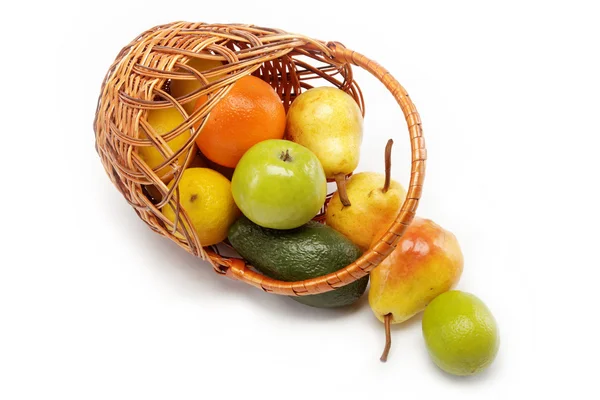 Fruit in mand geïsoleerd op een witte achtergrond. — Stockfoto