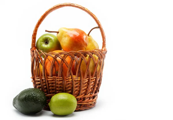 Ovoce v košíku izolovaných na bílém pozadí. — Stock fotografie