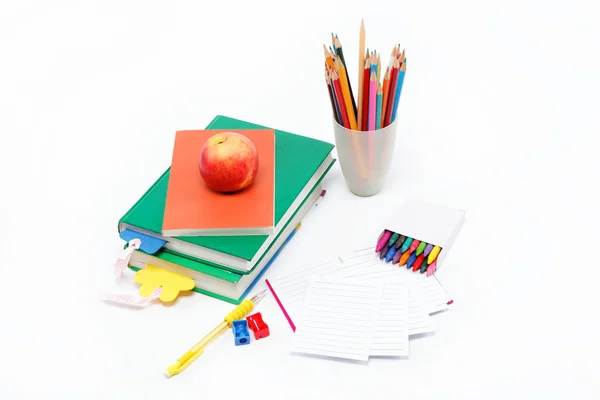 Iskolai ellátás: könyvek, jegyzetfüzet, toll, ceruza, pohár, egy app — Stock Fotó