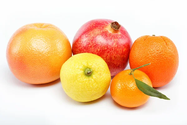 석류, 감귤 류의 과일 흰색 배경에 고립. — 스톡 사진