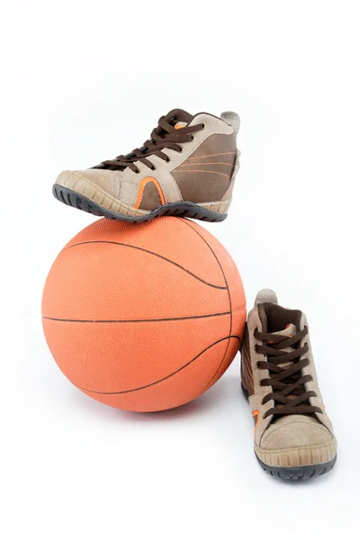 Os novos sapatos esportivos com a bola em um fundo branco . — Fotografia de Stock
