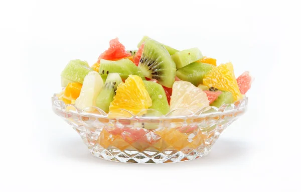 Beyaz arka planda taze meyve salatası — Stok fotoğraf