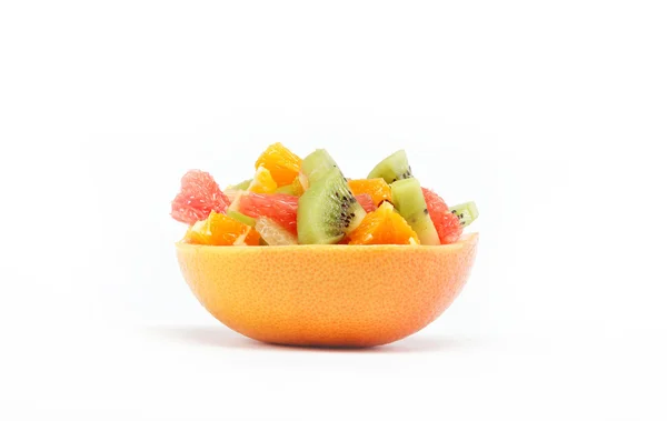 Färsk frukt sallad på vit bakgrund — Stockfoto