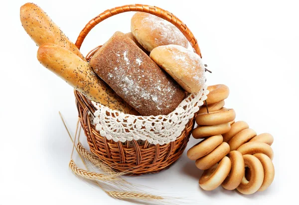 Frisches Brot im Korb völlig isoliert. — Stockfoto