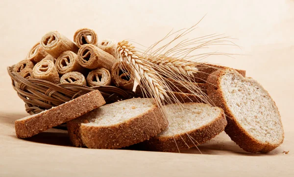 Frisches Brot auf hellbraunem Hintergrund. — Stockfoto