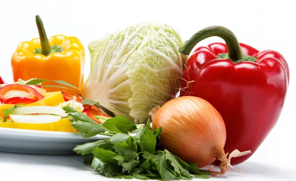 Hälsosam mat. färska grönsaker och sallad på vit bakgrund. — Stockfoto