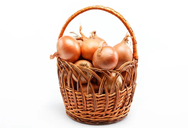 Bulbes d'oignon frais dans le panier sur un fond blanc — Photo