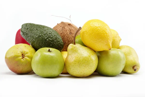 Vruchten geïsoleerd op een witte achtergrond. — Stockfoto