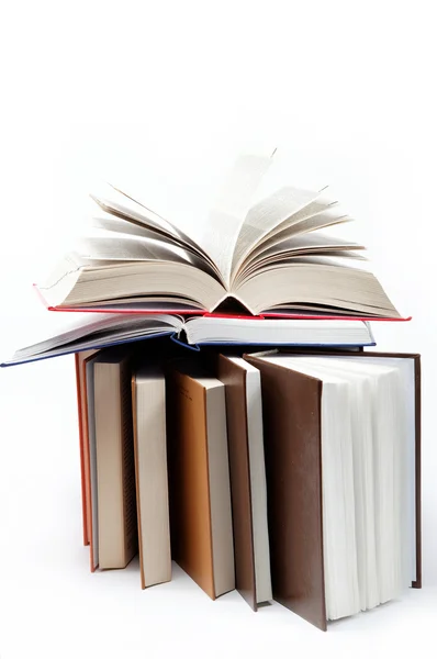 Uma pilha de livros sobre um fundo branco . — Fotografia de Stock