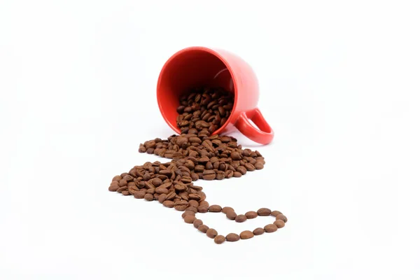 転覆のカップからのコーヒー豆の心. — ストック写真