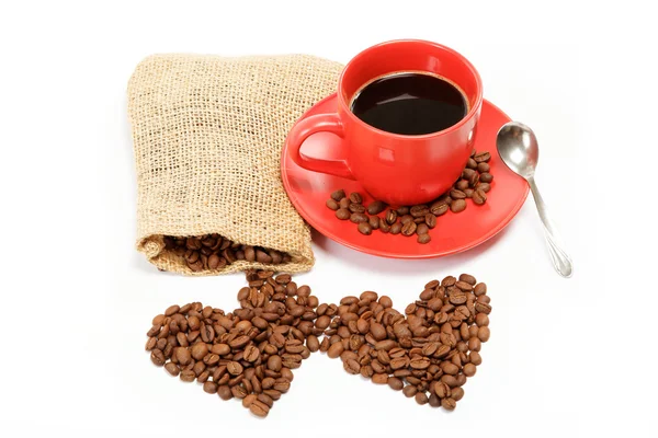 Yapılan kalp?? bir fincan kahve bir w üzerinde etrafında kahve çekirdekleri — Stok fotoğraf