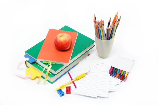 Iskolai ellátás: könyvek, jegyzetfüzet, toll, ceruza, pohár, egy app — Stock Fotó