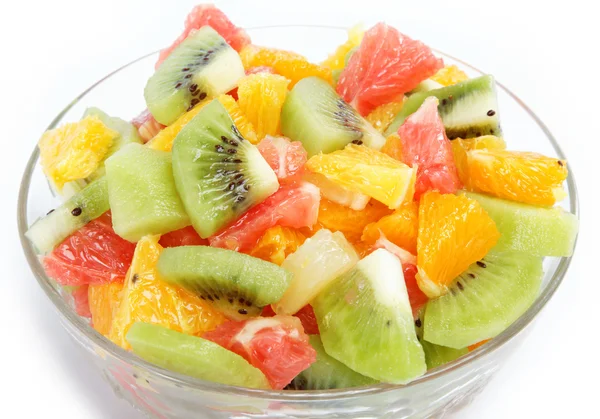 Salada de frutas frescas no fundo branco — Fotografia de Stock
