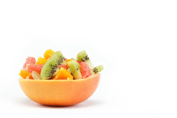 Свіжий фруктовий салат на білому тлі — стокове фото