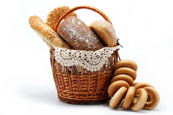 Pão fresco no cesto totalmente isolado . — Fotografia de Stock