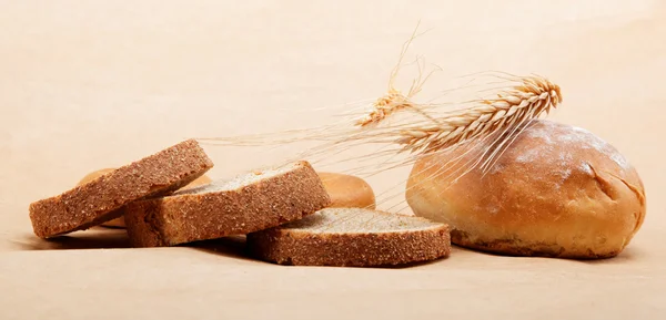 浅棕色背景上的新鲜面包. — 图库照片