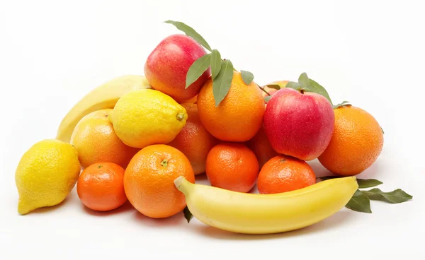 Citrusvruchten geïsoleerd op een witte achtergrond. — Stockfoto