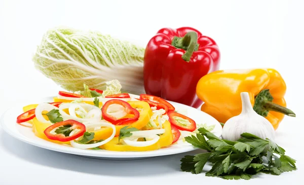 Cibo sano. Verdure fresche e insalata su sfondo bianco . — Foto Stock