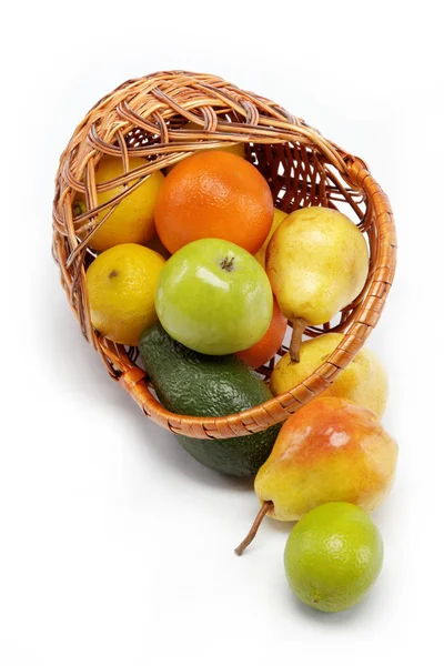 在白色背景上孤立的篮子里的水果. — 图库照片