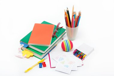 okul malzemeleri: kitap, defter, kalem, kalem, gözlük, bir app