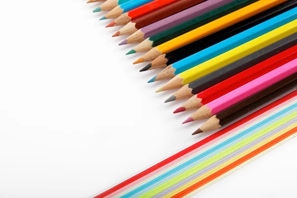 Kleurrijke potloden op de witte achtergrond. — Stockfoto