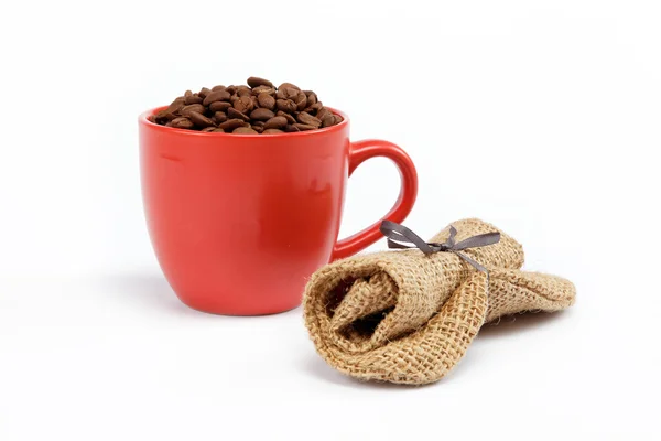 Taza con café frijoles en platillo — Foto de Stock