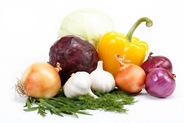 Υγιεινά τρόφιμα. φρέσκα λαχανικά και σαλάτα σε λευκό φόντο. — Φωτογραφία Αρχείου