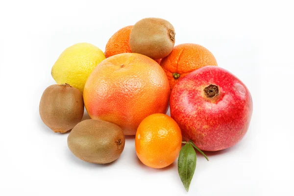 Granaty i owoców cytrusowych na białym tle na białym tle. — Zdjęcie stockowe