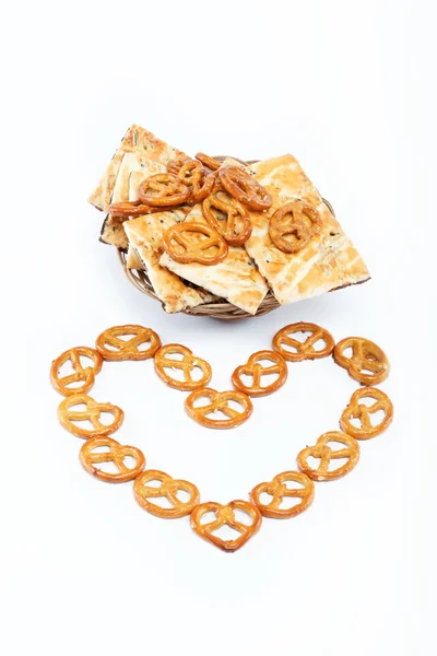 Krispiga pretzels staplade i form av hjärtat. — Stockfoto
