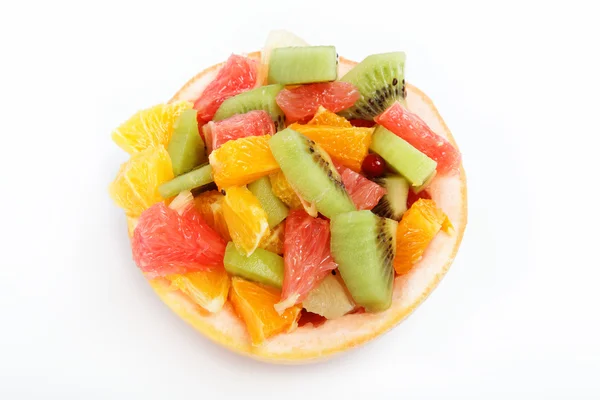 Ensalada de frutas frescas sobre fondo blanco — Foto de Stock