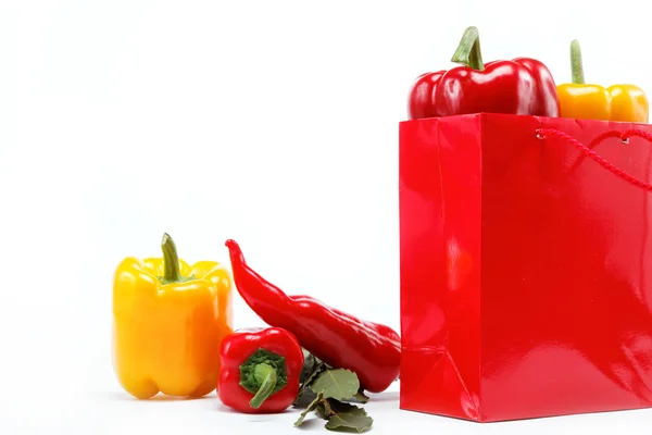 健康食品。在 wh 上有一个红色礼品袋新鲜 vegetables.peppers — 图库照片