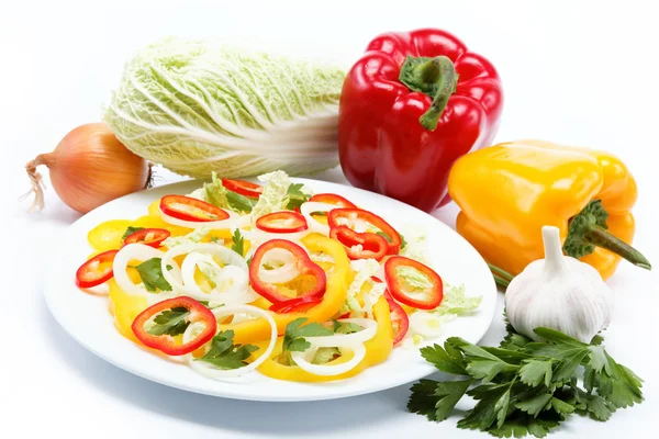 Здоровое питание. Свежие овощи и салат на белом фоне . — стоковое фото