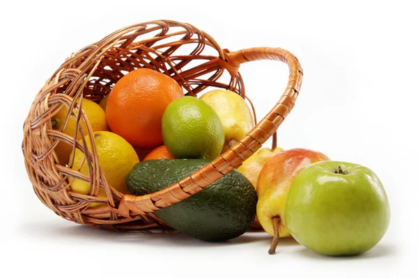 Frutas em cesto isoladas sobre fundo branco . — Fotografia de Stock