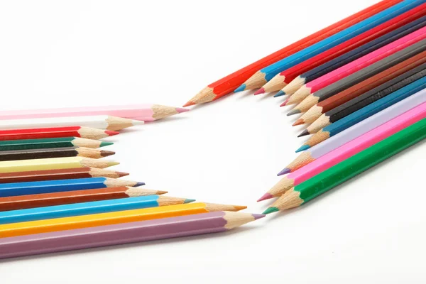 Lápices de colores crayones compuestos en forma de corazón —  Fotos de Stock