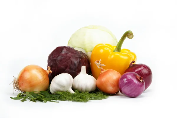 Здорова їжа. Свіжі овочі та салат на білому тлі . — стокове фото
