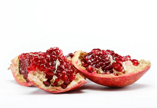 赤ザクロの果実。白い背景で隔離 — ストック写真