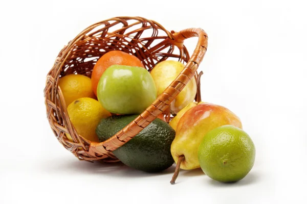 Frutas em cesto isoladas sobre fundo branco . — Fotografia de Stock