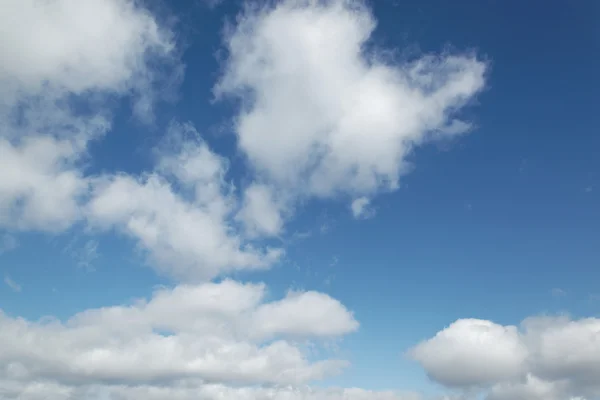 Cielo azul con nubes de primer plano Imagen de stock