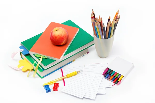 Iskolai ellátás: könyvek, jegyzetfüzet, tollak, ceruzák, egy Alma egy w — Stock Fotó