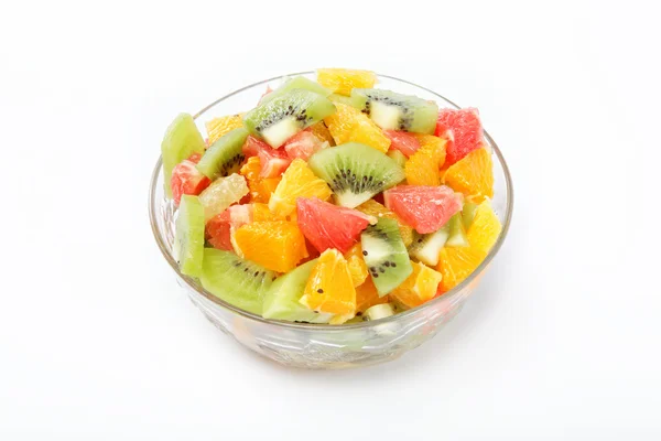 Салат из свежих фруктов на белом фоне — стоковое фото