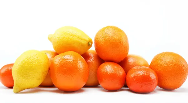 Owoce cytrusowe, na białym tle na białym tle. — Zdjęcie stockowe