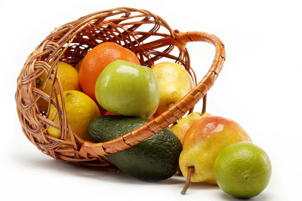 Ovoce v košíku izolovaných na bílém pozadí. — Stock fotografie