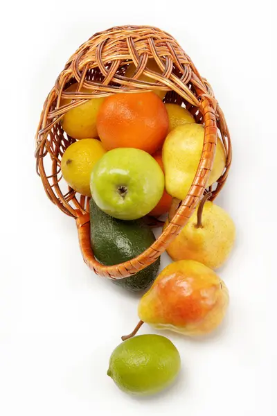 Frukter i korg isolerad på en vit bakgrund. — Stockfoto
