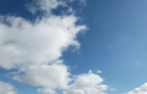 Błękitne niebo z chmurami zbliżenie — Zdjęcie stockowe
