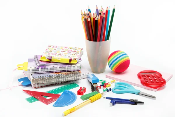 Школьные принадлежности: ноутбук, ручки, карандаши на белом фоне . — стоковое фото