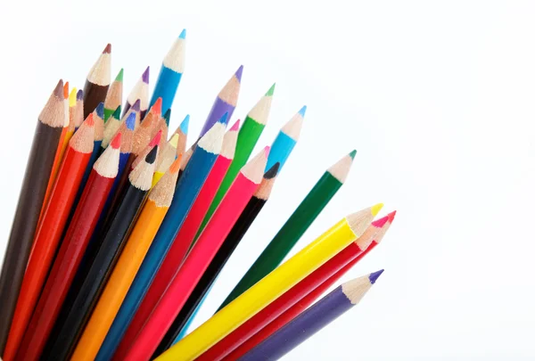 Крупним планом кольорові олівці з різним кольором над білим фоном — стокове фото