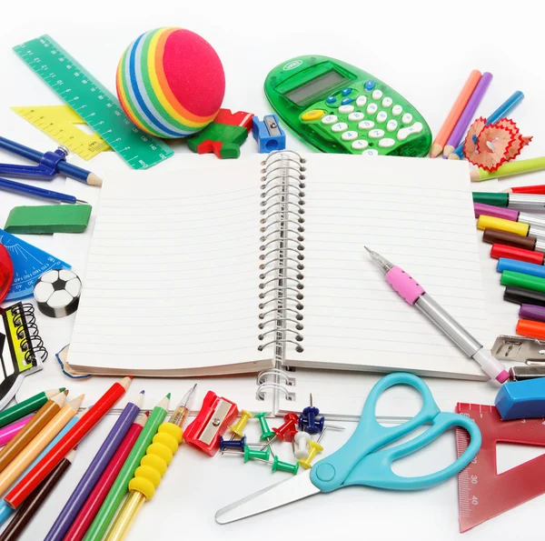 Material escolar: cuaderno, bolígrafos, lápices sobre fondo blanco . —  Fotos de Stock