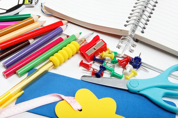 Material escolar: cuaderno, bolígrafos, lápices sobre fondo blanco . —  Fotos de Stock