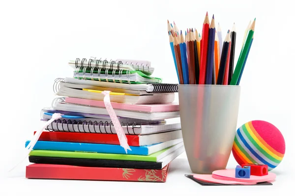 Material escolar: cuaderno, bolígrafos, lápices sobre fondo blanco . — Foto de Stock