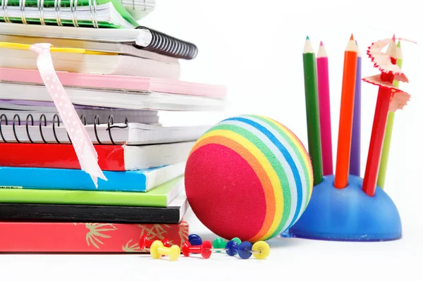 Školní pomůcky: zápisník, psací pera, tužky na bílém pozadí. — Stock fotografie